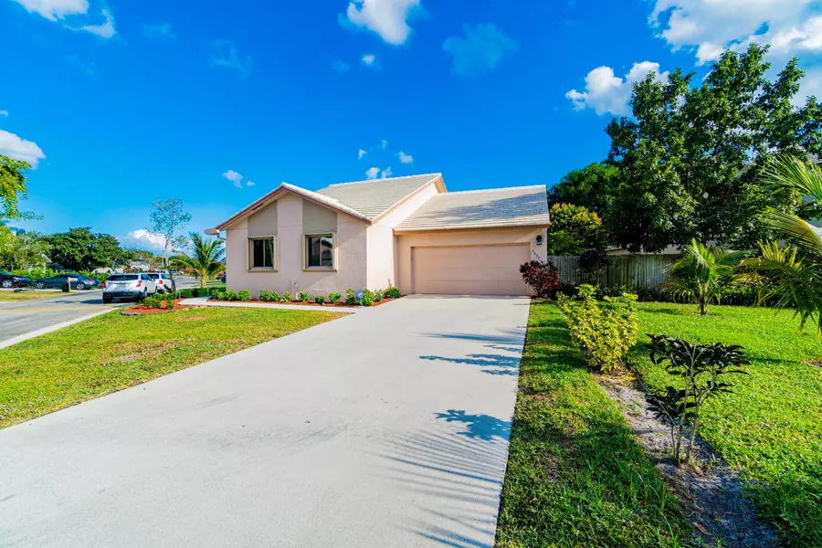 5677 Strawberry Lakes CIR, Lake Worth, FL 33463