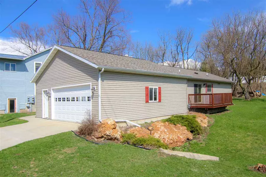 2982 Main St, Blue Mounds, WI 53517