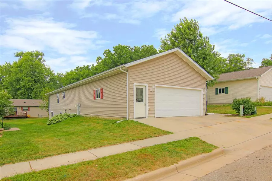 10984 Ridge St, Blue Mounds, WI 53517