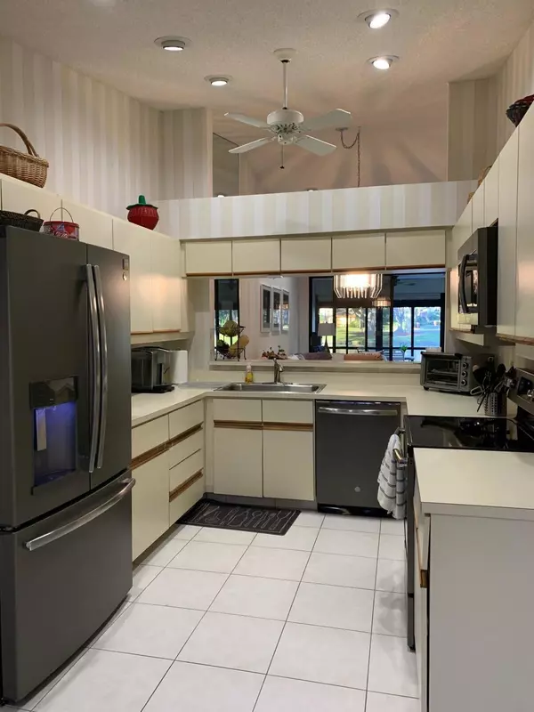 Delray Beach, FL 33484,5271 Fairway Woods DR 3012