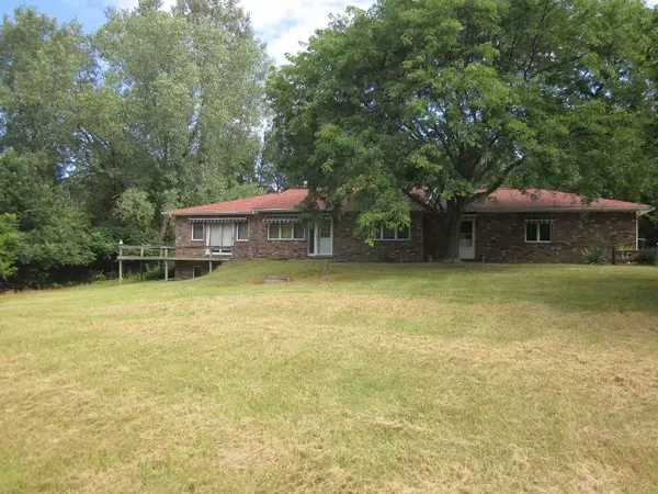 E8692 Terrytown Rd, Baraboo, WI 53913