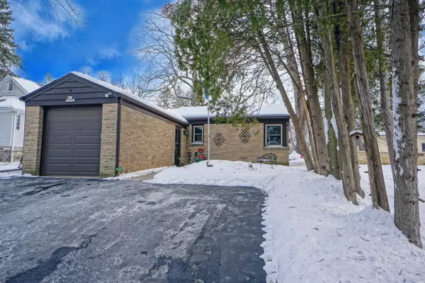 N21W29743 Glen Cove Rd, Delafield, WI 53072