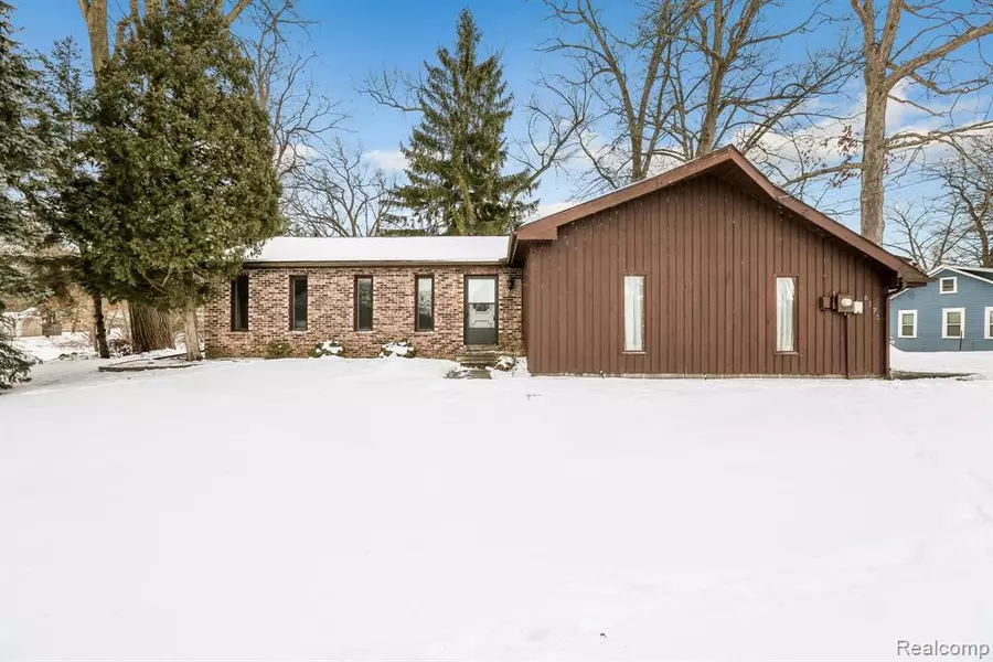 6171 E LAKE Drive, Haslett, MI 48840 8937