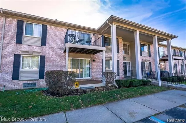 6103 ORCHARD LAKE RD APT 104, West Bloomfield, MI 48322