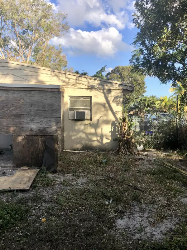 Lantana, FL 33462,467 Seminole DR