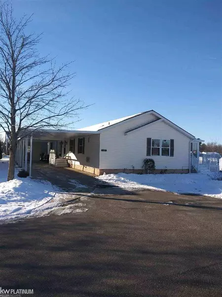 575 Blue Lake Crt, Kimball, MI 48074