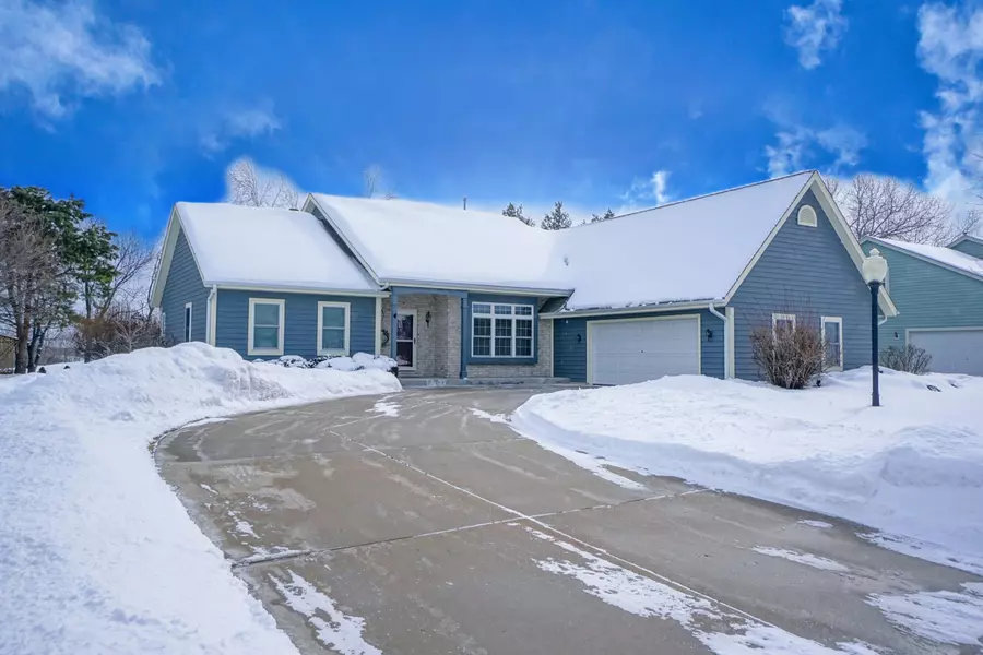 1507 Mackenzie Ln, Oconomowoc, WI 53066