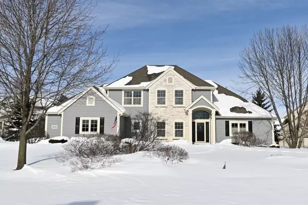 W173N5473 Ravenwood Dr, Menomonee Falls, WI 53051