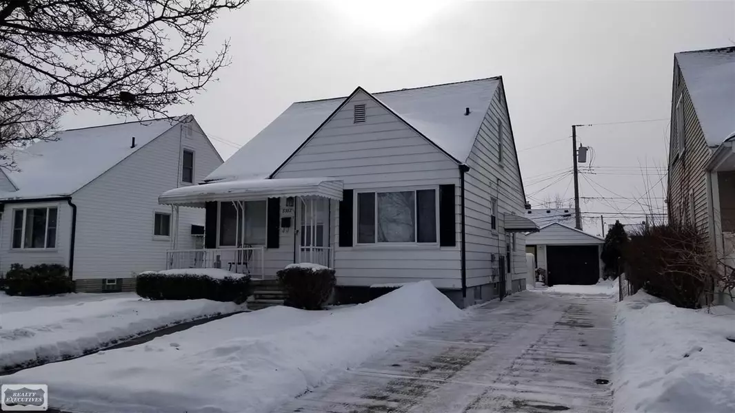 8302 Coolidge, Center Line, MI 48015