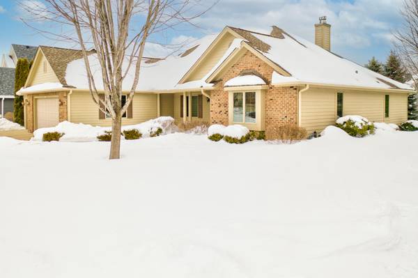 1160 Canary Ln, Grafton, WI 53024