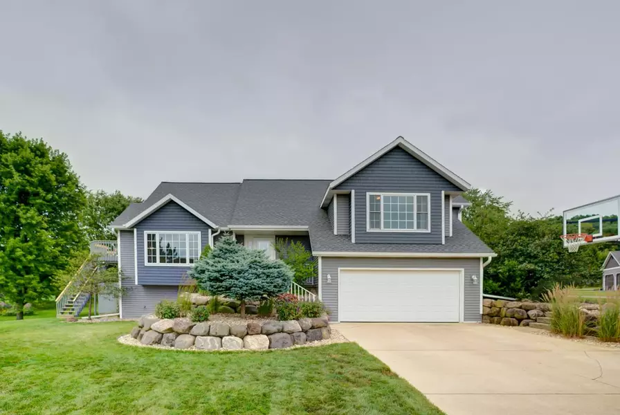 200 Ziegler Ln, Cross Plains, WI 53528