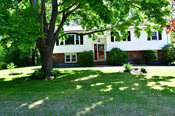1 Dauntless LN, Plaistow, NH 03865-2304