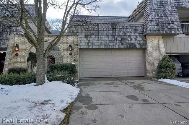 Rochester Hills, MI 48307,1215 OAKWOOD CRT