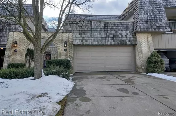 1215 OAKWOOD CRT, Rochester Hills, MI 48307