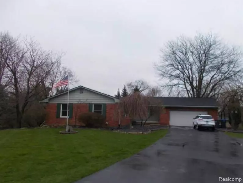 1232 FOX HILLS DR, Howell, MI 48843-8537