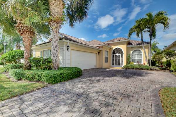 8025 Laborie LN, Wellington, FL 33414