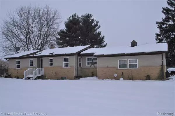 250 Fowlerville RD, Handy Twp, MI 48836