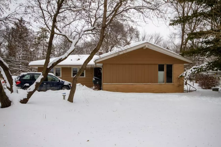 W224S3090 Sunset Cir, Waukesha, WI 53186