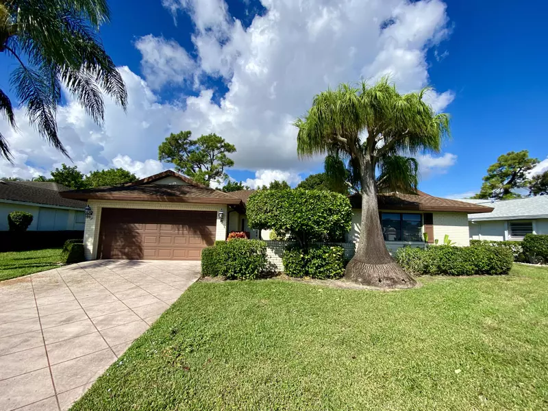 10749 S Greentrail DR, Boynton Beach, FL 33436