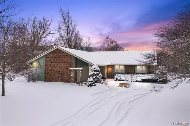 5823 SHILLINGHAM DR, West Bloomfield, MI 48322