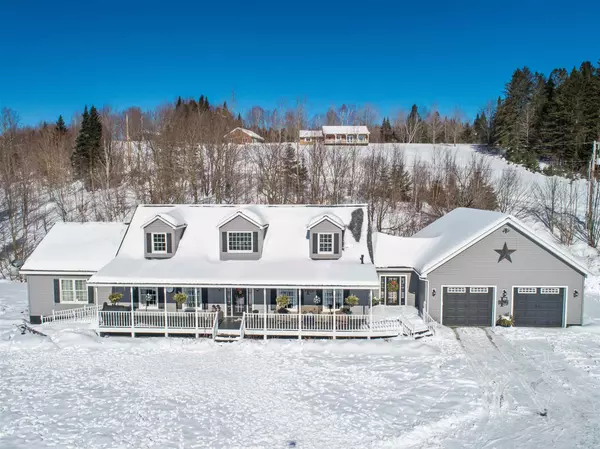 48 Hilltop DR, Canaan, VT 05903