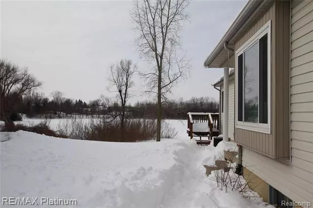 1119 LAKE SHORE CIR 32, Grand Blanc, MI 48439