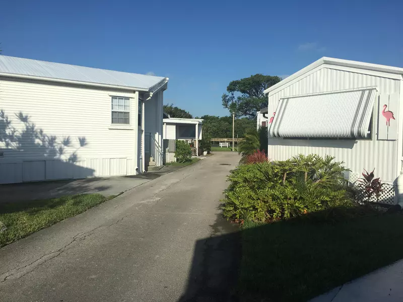 210 Eagle DR E, Briny Breezes, FL 33435