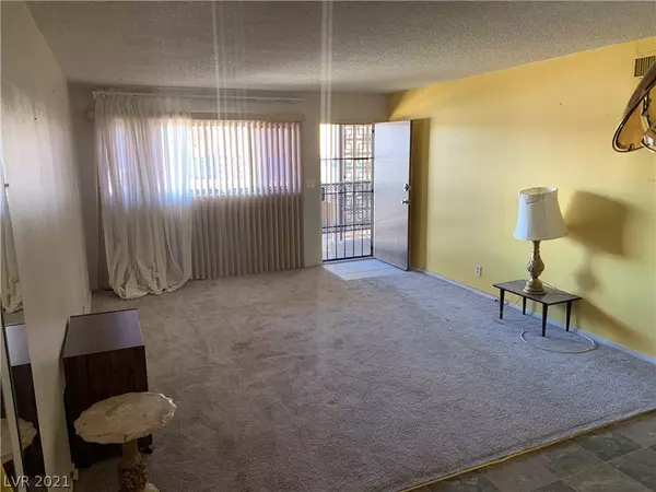 356 E Desert Inn Road #305, Las Vegas, NV 89109