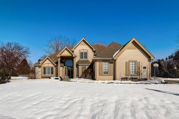 870 St Andrews Dr, Oconomowoc, WI 53066