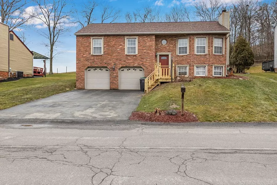 807 Windgap Dr, Cranberry Township, PA 16066