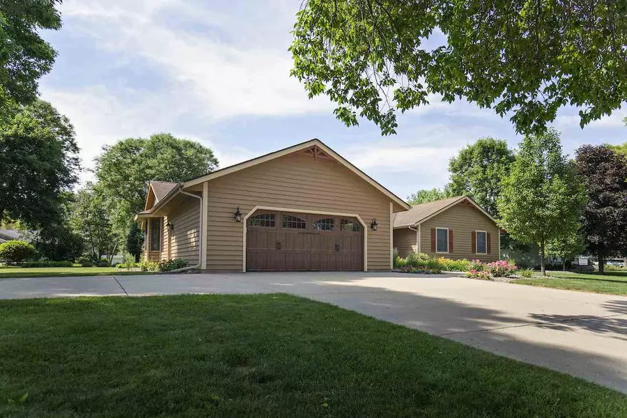 1012 Blackhawk Dr, Fort Atkinson, WI 53538-1025