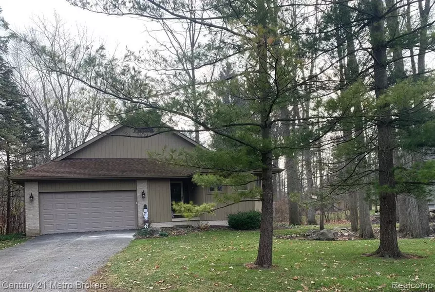 397 RIVER WOODS Drive, Flushing, MI 48433 2171