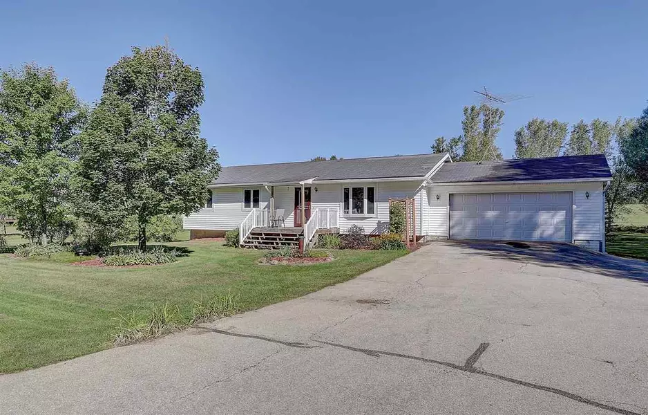 W5076 Oakland Dr, Rio, WI 53960