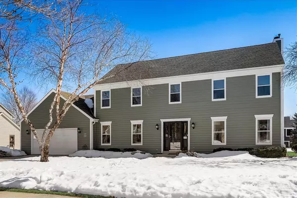 W69N422 Fox Pointe Ave, Cedarburg, WI 53012