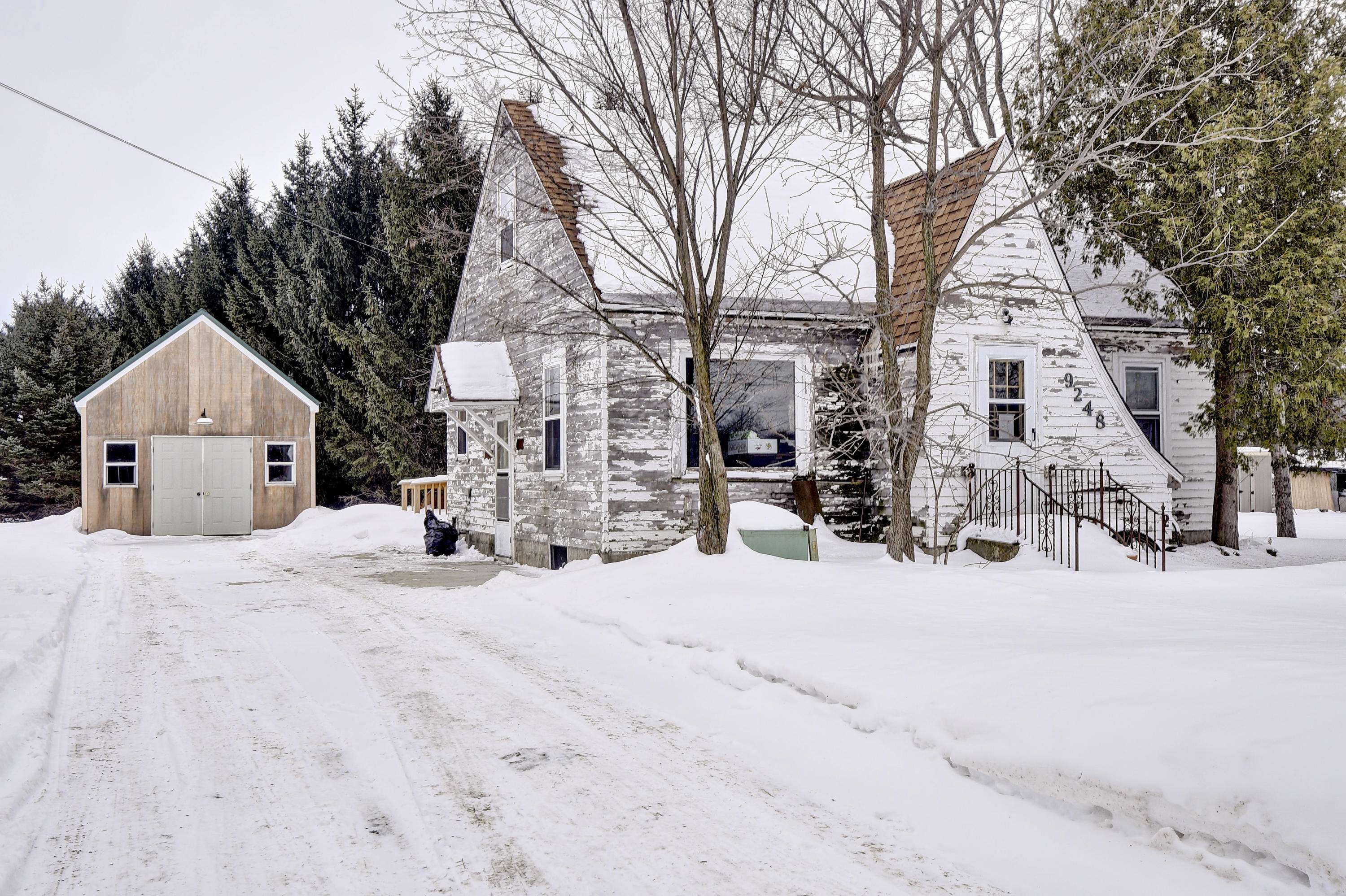 9248 Bolton Dr, Farmington, WI 53040