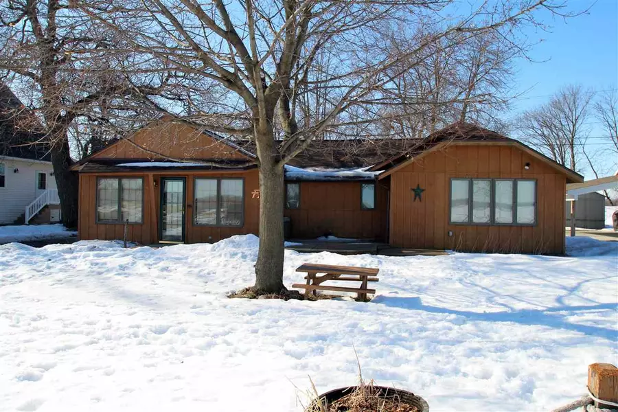 360 Sandy Beach Rd, Lake Mills, WI 53551