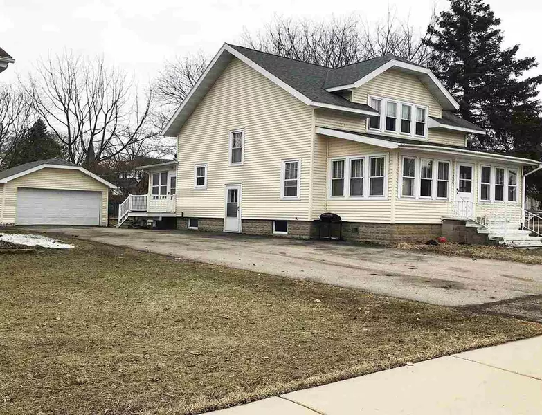 205 Spring St, Fox Lake, WI 53933