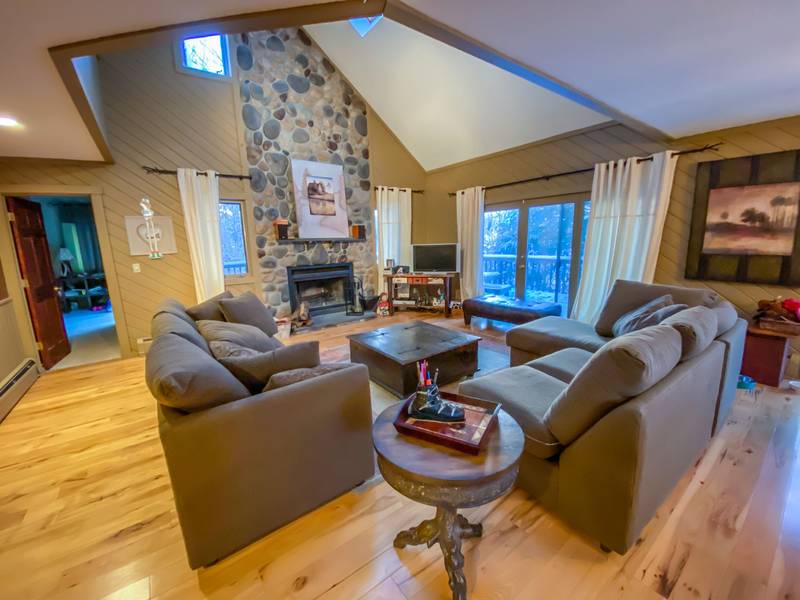 8 Pheasant LN, Dover, VT 05356