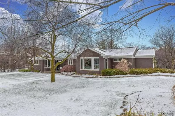 Bloomfield Hills, MI 48304,3330 SUNNYHILL CRT