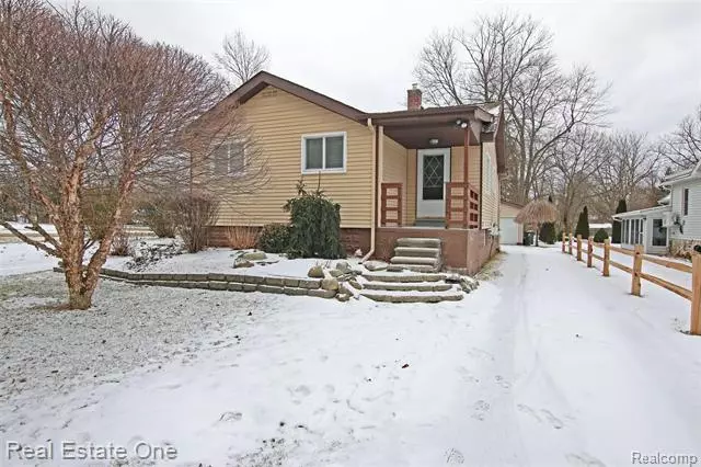 25 SCHORN DR, Lake Orion, MI 48362