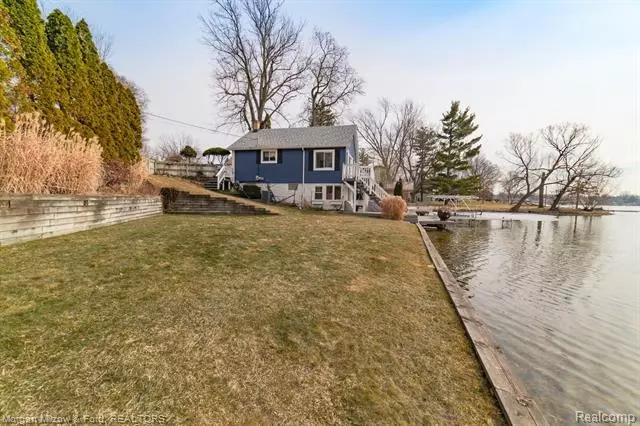 4661 Sashabaw RD, Waterford, MI 48346