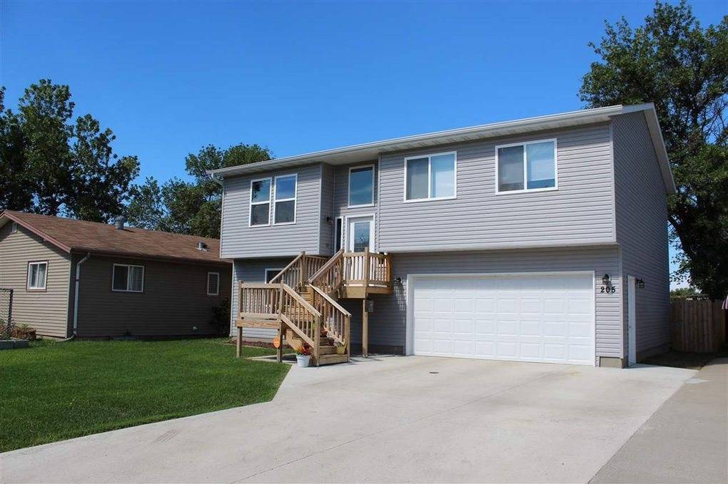 205 17TH ST NW, Minot, ND 58703