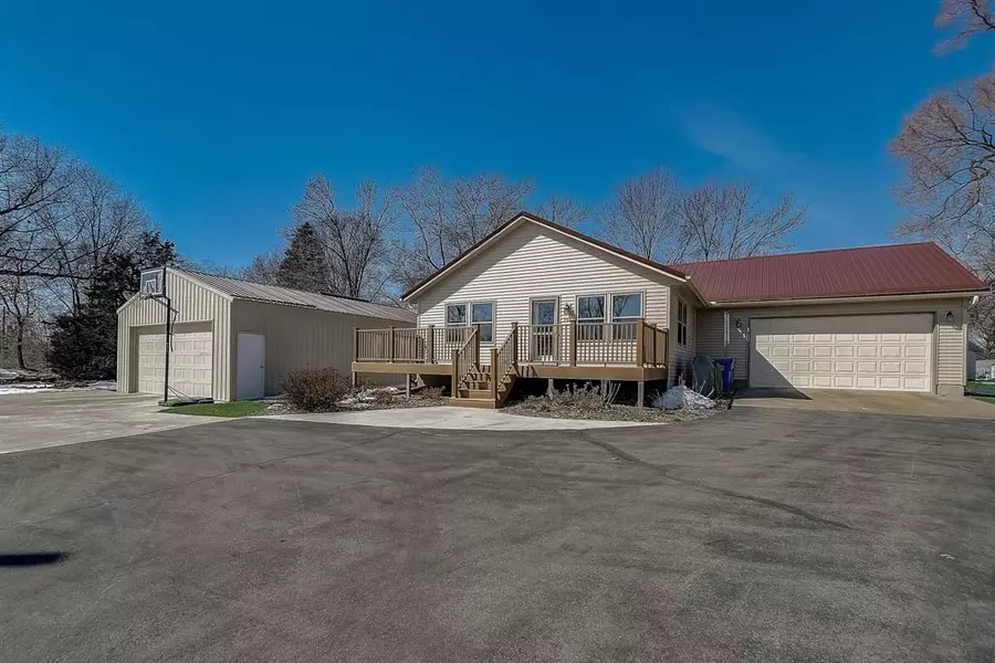 206 Bayview Dr, Pardeeville, WI 53954