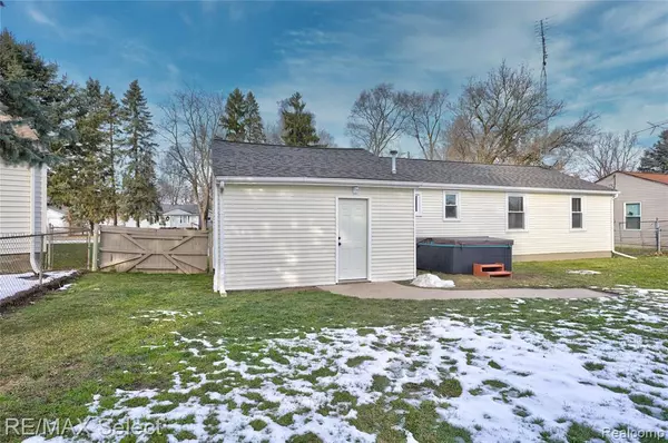 Burton, MI 48509 2430,6164 ROBERTA Street