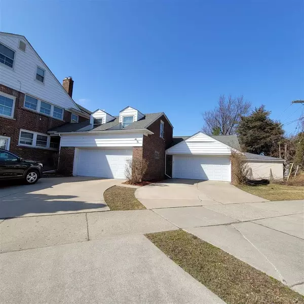 Grosse Pointe Park, MI 48230,15801/3 Windmill Pointe