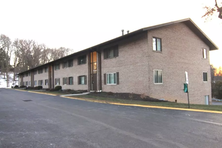 1024 Sanlin Dr, Coraopolis, PA 15108