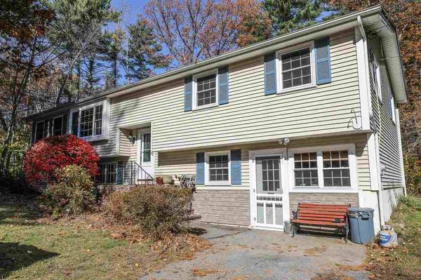 30 Lantern LN, Auburn, NH 03032