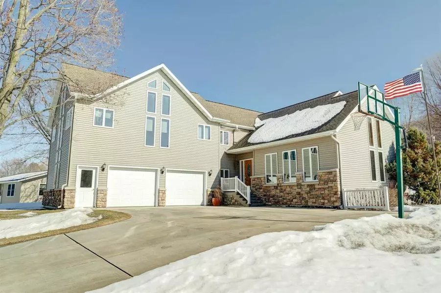 1735 Honey Creek Dr, Plain, WI 53577