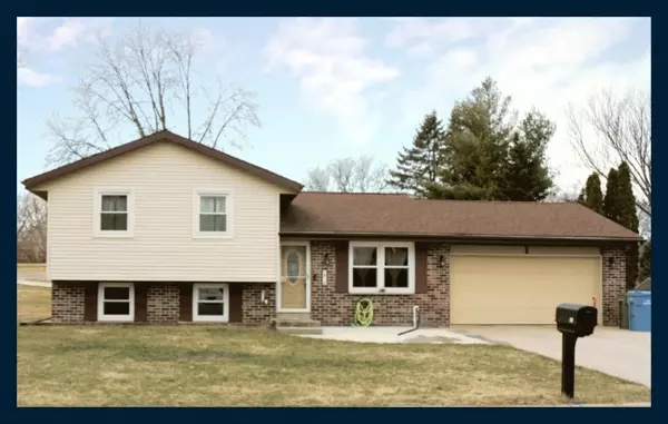 816 Maple Crest Ln, Watertown, WI 53094-6018