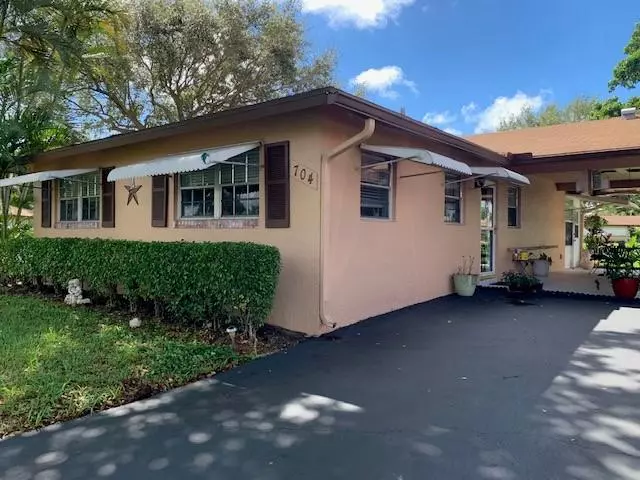 704 Whippoorwill LN, Delray Beach, FL 33445